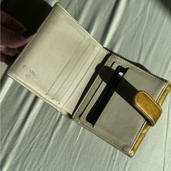 CHANEL 2012 PATENT LEATHER DIAMOND STITCH COMPACT WALLET - Picture 10 of 15